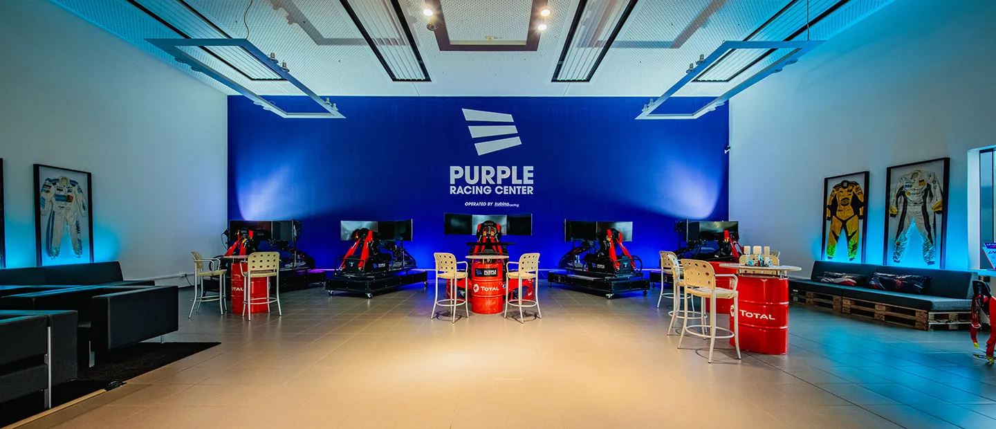 Innenansicht des Purple Racing Centers mit Simulatoren und Lounge