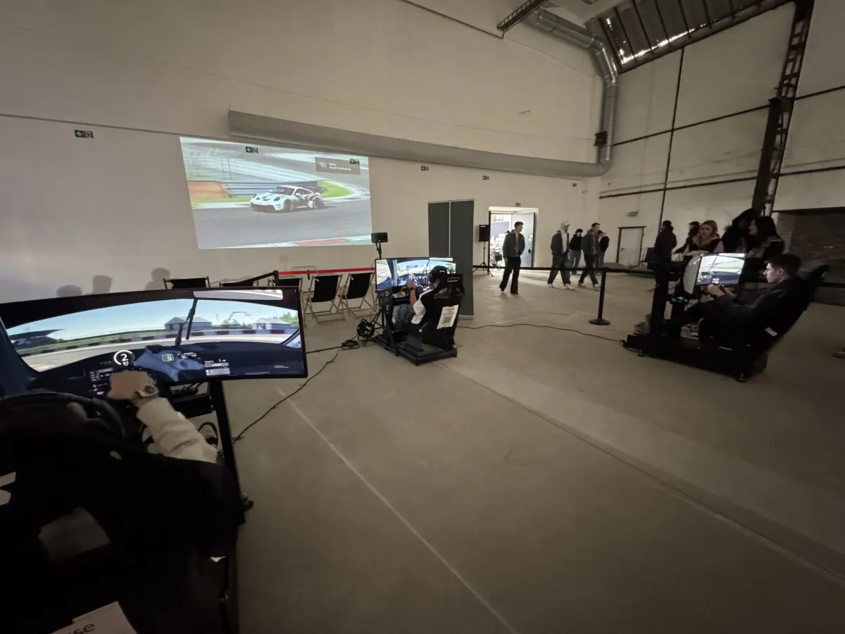 Rennsimulator bei einem Event außer Haus